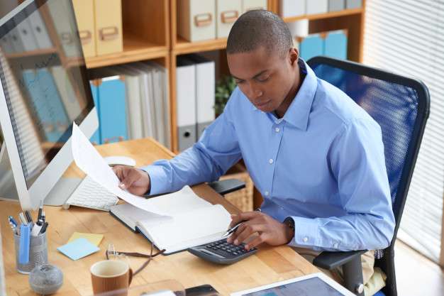 expert-comptable professionnel offrant des services de gestion financière, conseils fiscaux et optimisation comptable pour particuliers et entreprises.
